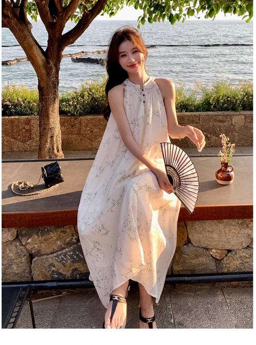 红色V领交叉辣妹短袖 春季穿搭的时髦焦点